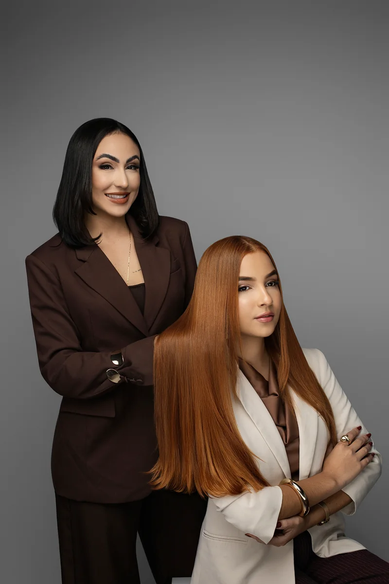 Luanna Martins ao lado de uma mulher com cabelo ruivo longo e alinhado